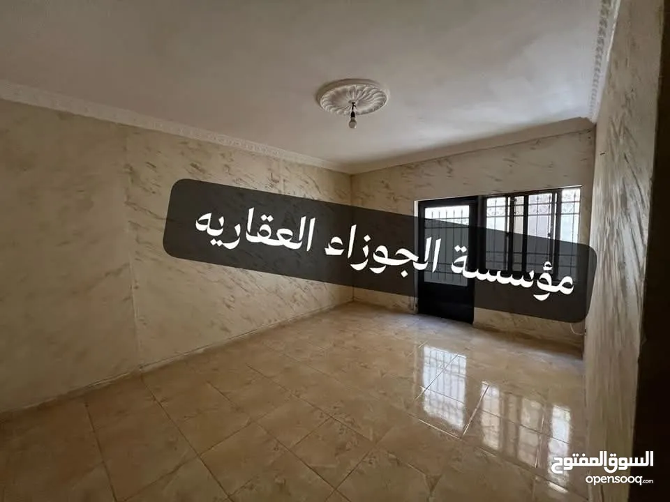 شقة فارغة للايجار في منطقة البنيات طابق شبه ارضي مع بلكونتين