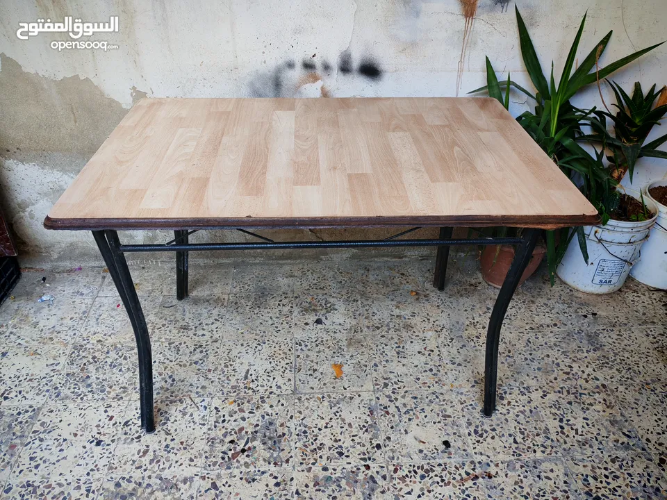 طاولة وجه خشب وقاعدة  حديد حجم 115 ب75 ارتفاع 75 بسعر 8 دنانير  عنوان عمان الهاشمي الشمالي