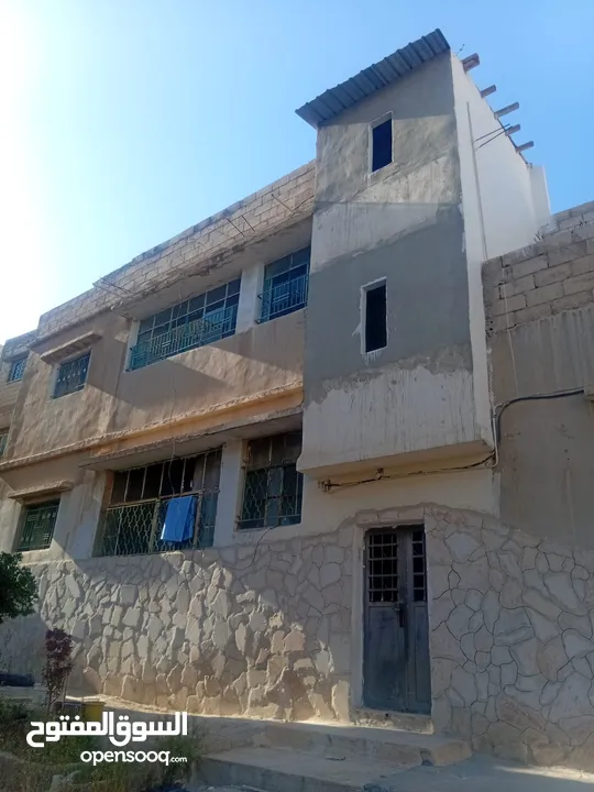 بيت مكون من طابقين وشقه بجانبهم للبيع