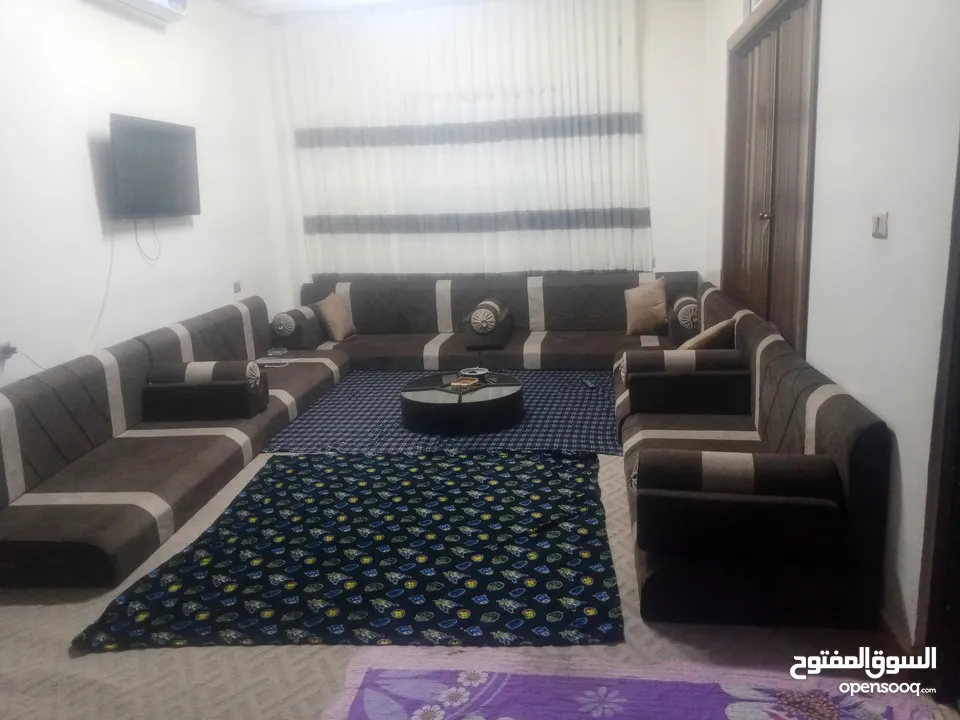 طقم فرشات للبيع استعمال شهرين ضغط 20 شبه جديد ولا نقرة مع البرداي كامل للتواصل على الرقم الموقع نزال