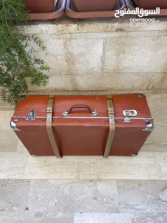 شنط سفر وحقائب قديمة ونادرة.