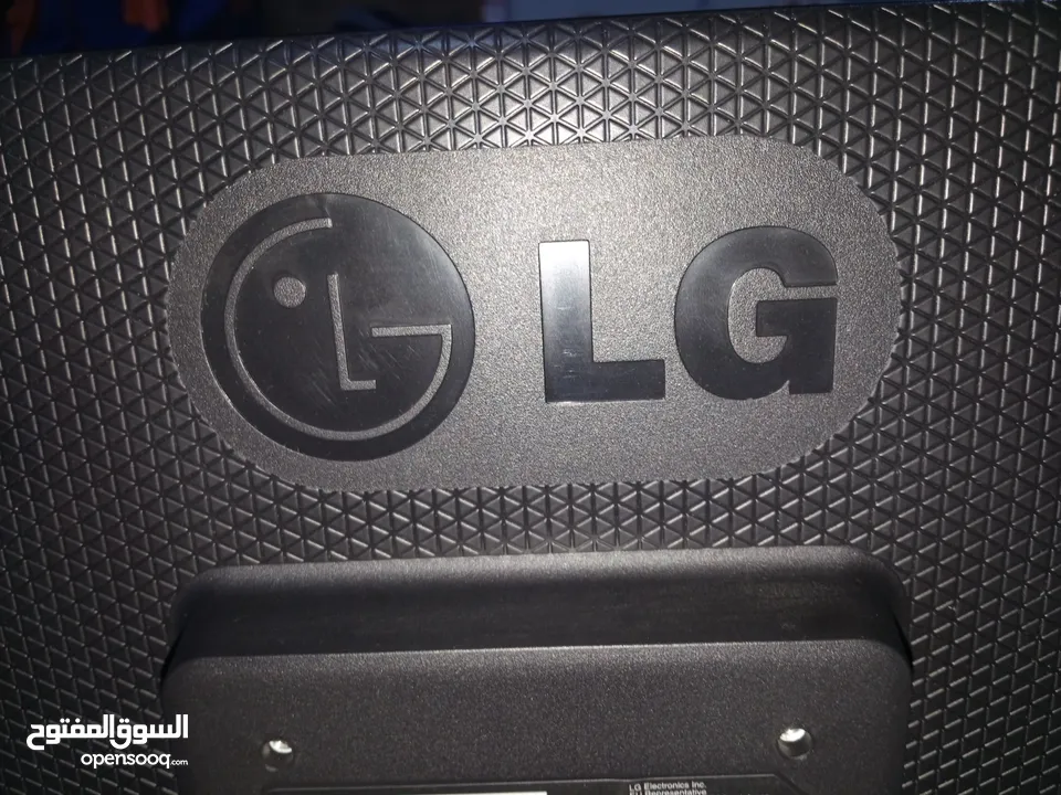 شاشة كمبيوترLG20انش مونيتورLEDمع نحولها الأصلي مدخلVGAبحاله ممتازه عالفحص شغاله100%