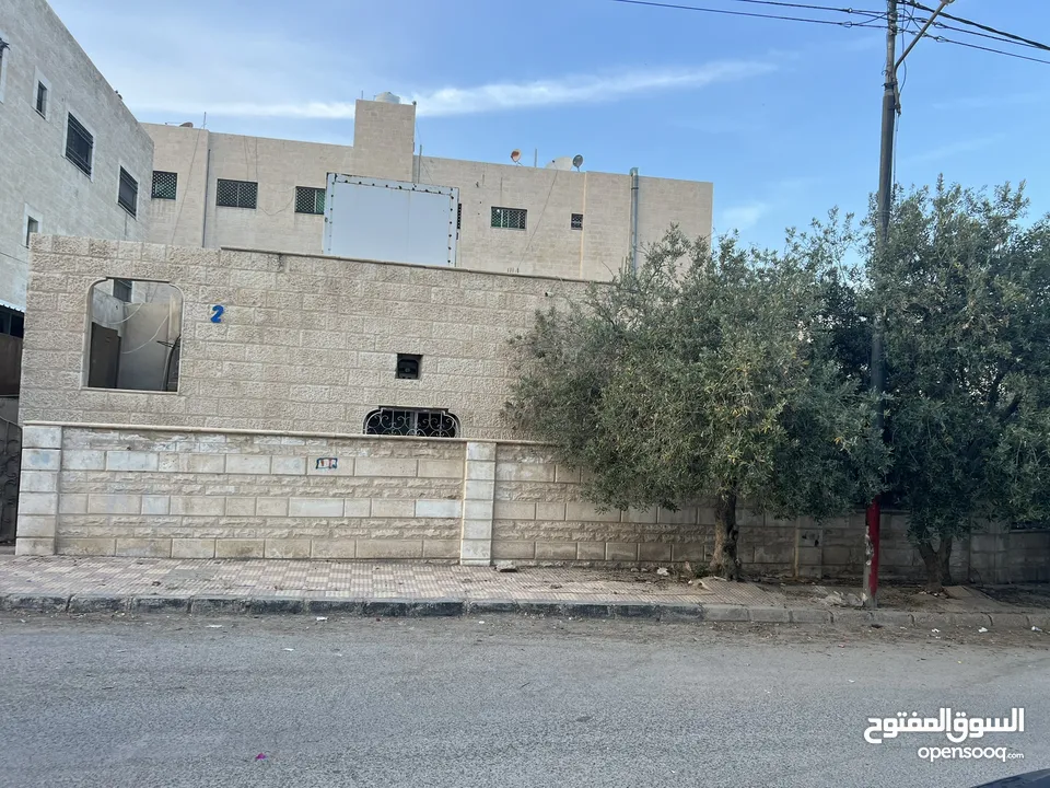 منزل مميز للبيع((مرخص تجاري))الزرقاء حي الجندي ارض550م البناء 200م عداد كهرباء2 عداد مياه2
