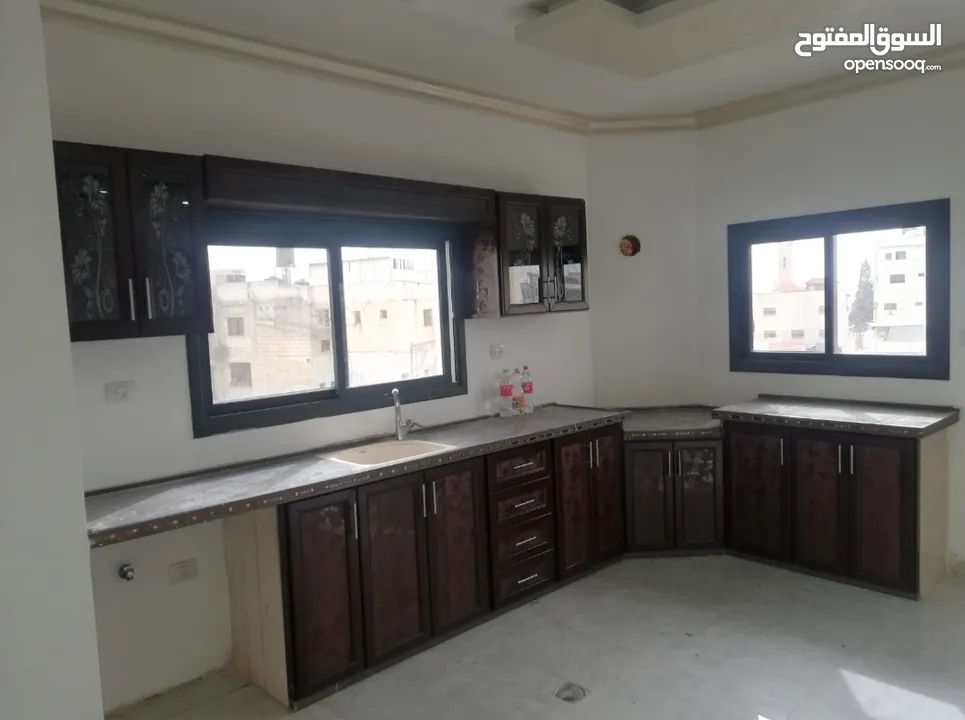 4 شقق جاهزه مشطبه حديثه مع مطبخ جاهز  للاستثمار او السكن ، مع دخل شهري ممتاز