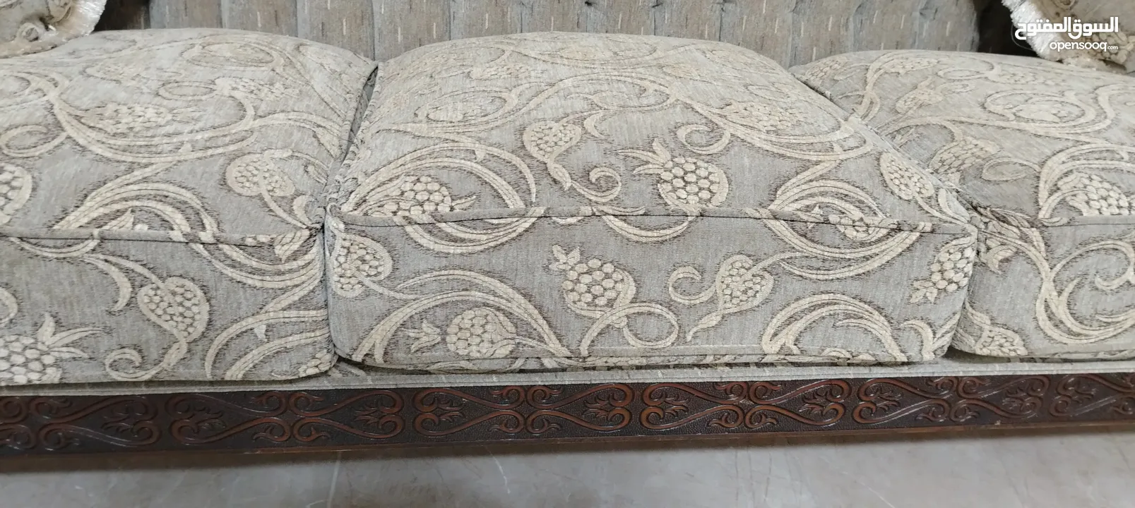 طقم ضيوف كنب خشب سويد اسفنج دانلوب ضغط اصلي بحاله الوكاله مرتب جدا وفخم لون طحيني وبيج