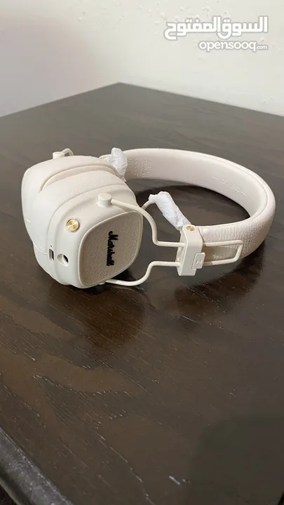 Marshall Major V Wireless on-ear headphones with 100+ hours of playtime.
