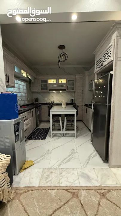 شقه فاخره للبيع  من المالك مباشره  سعر قابل للتفاوض بشيء بسيط مميزه جدا جدا  مع غرفه خارجيه و حديقه