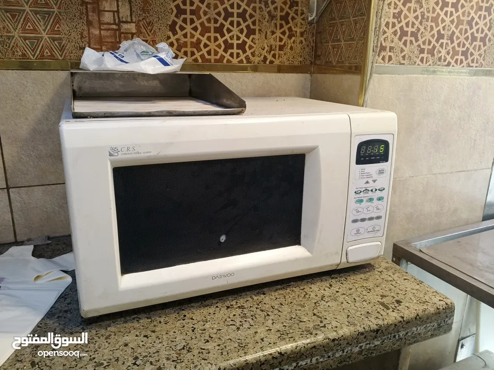 عدة مطعم متنوعة بحالة ممتازة للبيع المستعجل