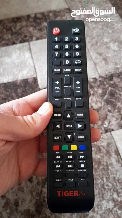 اكسسوارات ايفون pro max 15 لزقتين وعظمتين للشاحن وكفرين اشتريتهم كم هو موضح بالصور للبيع ويموت شاشة