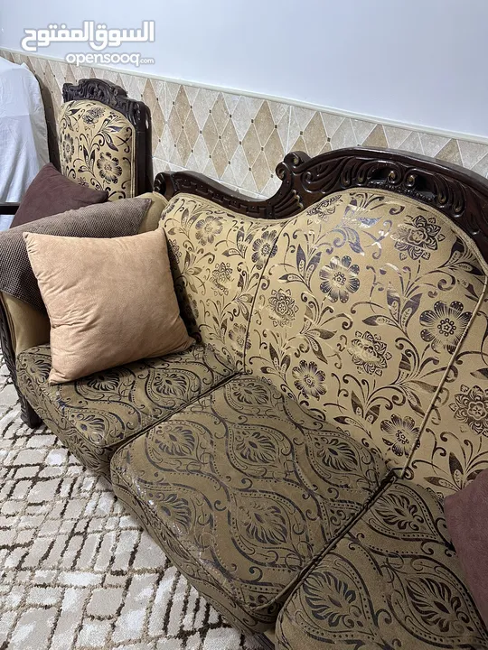 طقمين كنب بحالة ممتازة للبيع بسعر ممتاز
