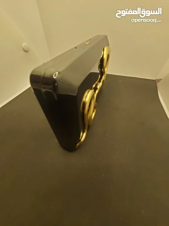 حقيبة كلاتش من ماركة كيليان ذا تمبتريس سوداء وراقيه ،Black Clutch The Temptress by Kilian