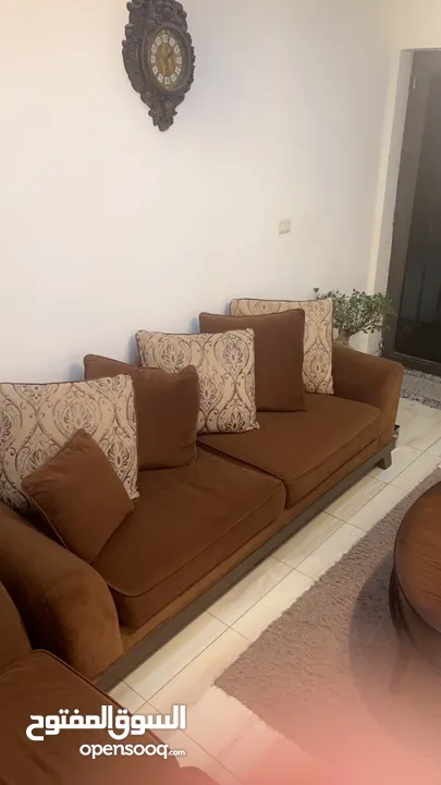 صالون كامل طقم امريكي وطاولات خشب وقطعة سجاد مع ثريا خشب