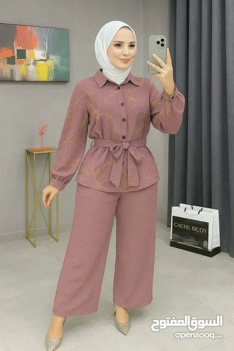 قميص ساده مدهب مع حزام و بنطلون