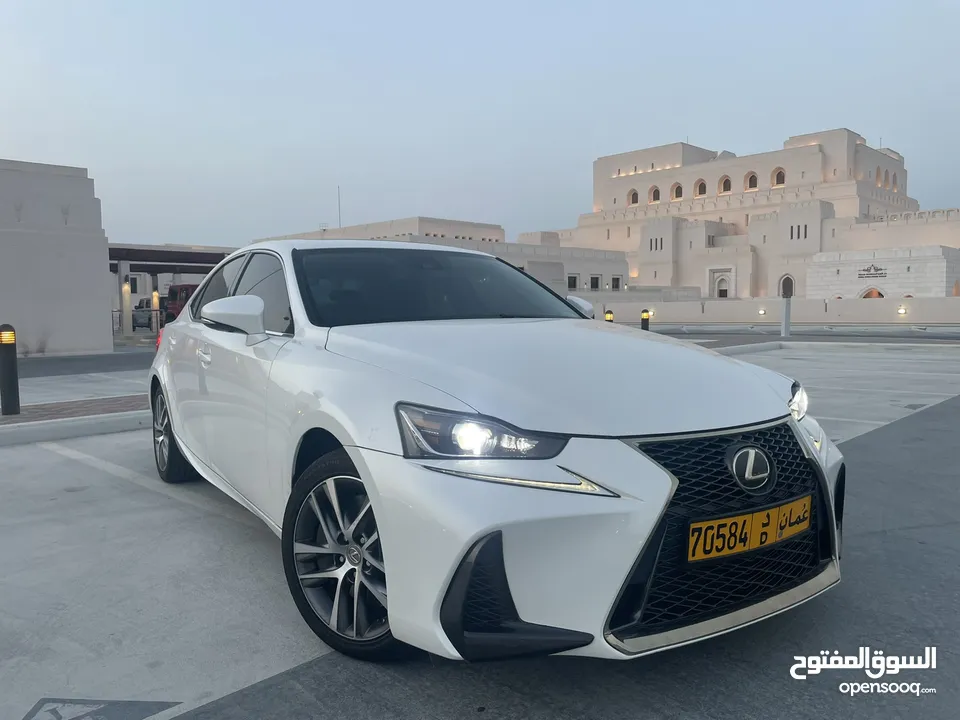 Lexus IS 300 2018 لكزس اي اس نظيفة جداً