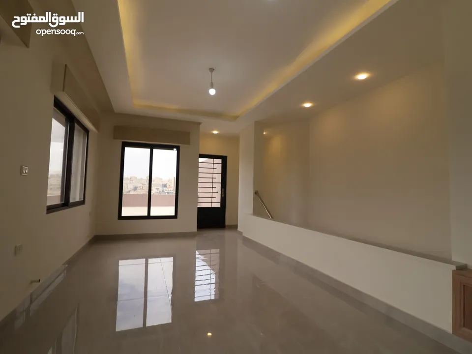 شقة طابق أخير مع روف (205م)داخلي (80م)ترس خارجي في أرقى مناطق ام حجير شفا بدران