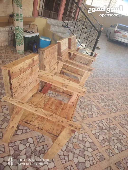بيع الكراسي والطاولات والسفن الخشبيه بالطلب