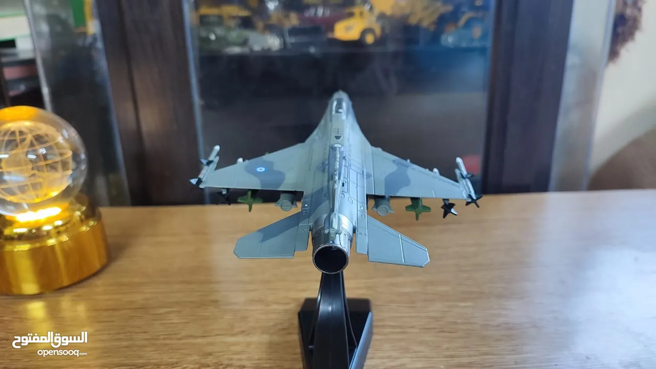نموذج طائرة حديد F16