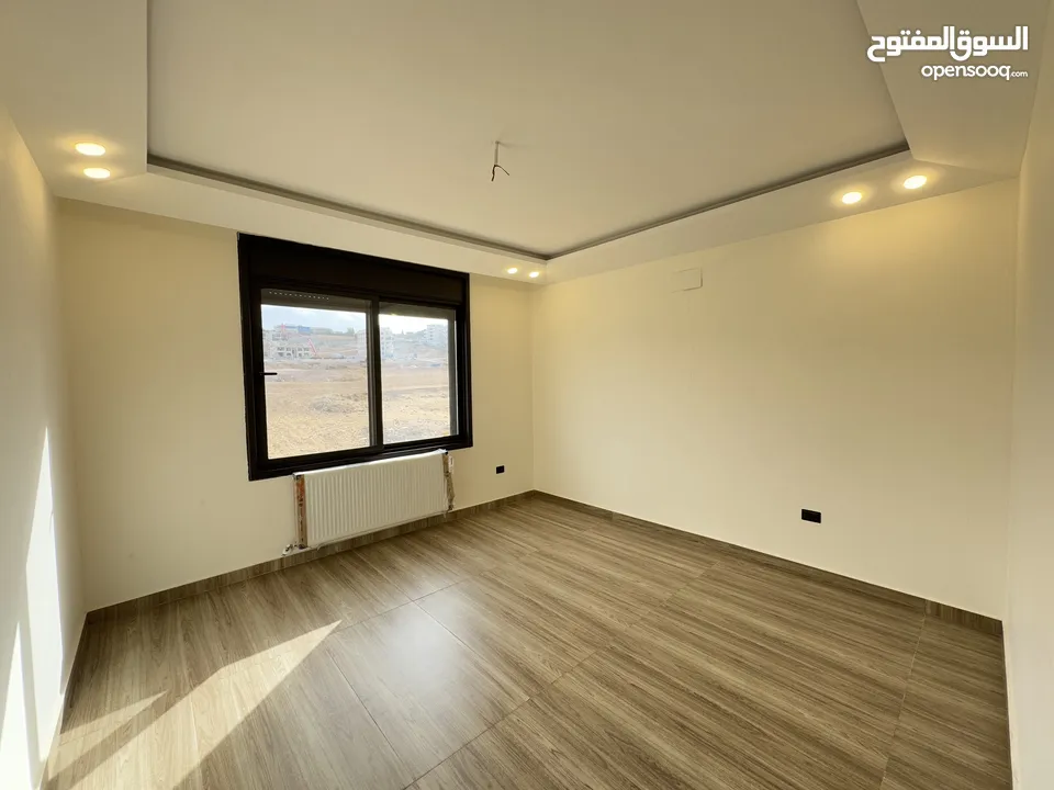 شقة فاخره للبيع طابق اول مساحة 235م بكردور عبدون(عميش) بسعر مميز