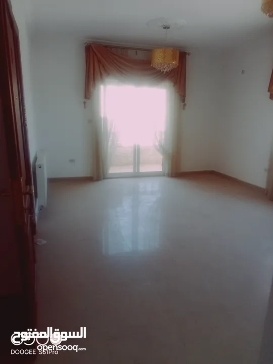 شقة للبيع طابق ثالث مع روف