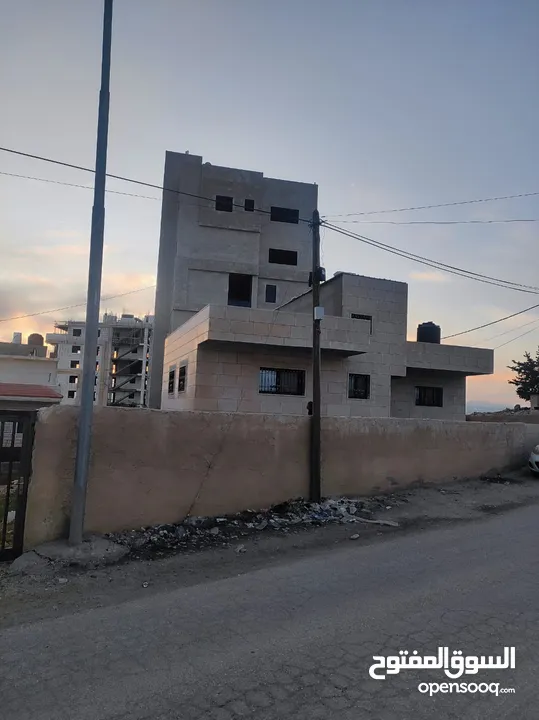 ارض مساحة 550 متر وبناء قائم 240م مع طابق ارضي عبارة عن موقف سيارات