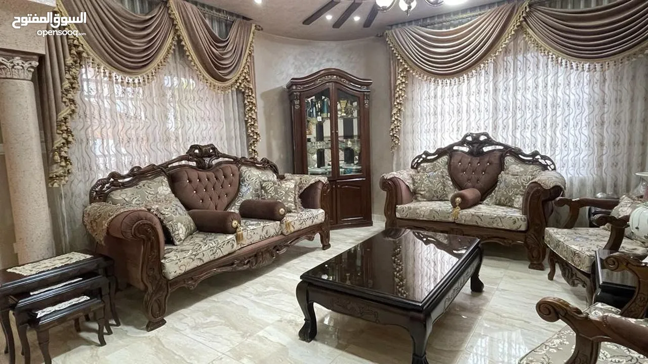 طقم كنب 7 مقاعد شبه جديد مع طربيزات