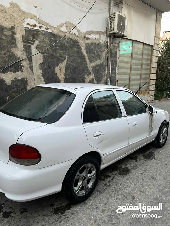 اكسنت 97 لون ابيض فيها ضربه بالجناح