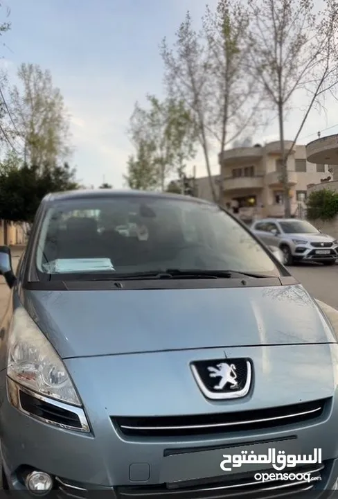 سيارة بيجو 5008