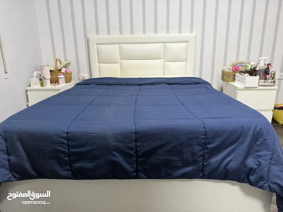 تخت مفرد ونص بوكس لون ابيض مع فرشة زنبرك استعمال اقل من سنة