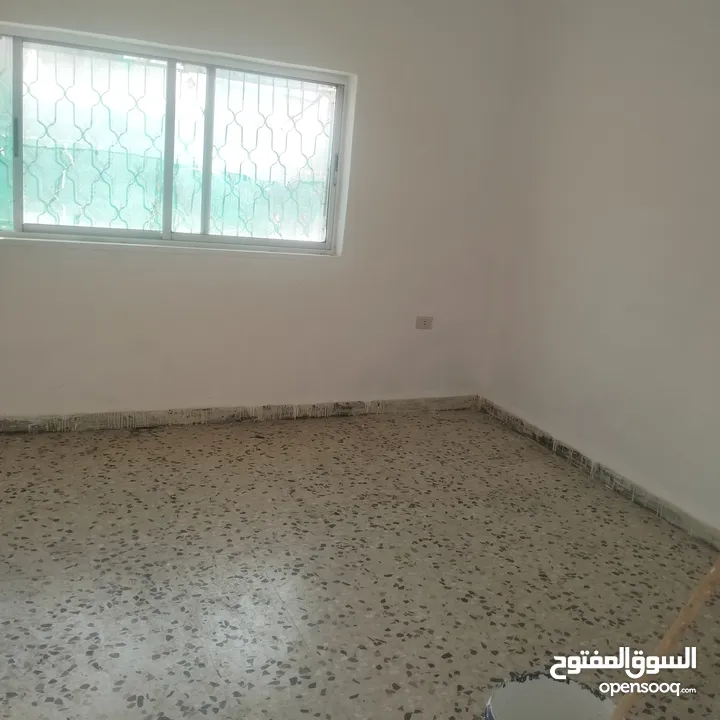 منزل للبيع طابق ثاني على شارع رئيسي في ايدون على إشارة ايدون