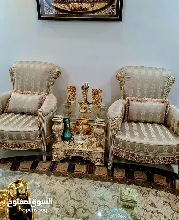 Sofa set ITALYطقم كنب ايطالي فاخر  نخب4 قطع 7   مقاعد و 4 قطع.  1 كبير + 3 طاولات ممتازة من الكويت