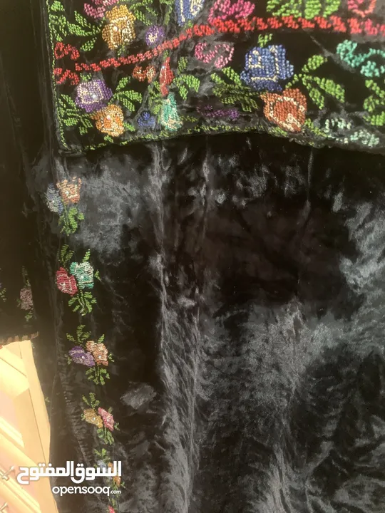 “ثوب الذاكرة... مطرز بأصابع الوطن”  ثوب فلسطيني اسود ومخمل مطرز بالإيد من فلسطين جديد جميل جدا