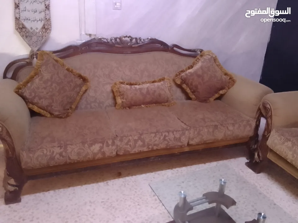 طقم كنب خشب زان تفصيل مرتب قابل للتفاوض بشئ بسيط
