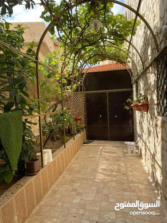 لقطه سوبر بيت مستقل طابقين منفصلين 290 متر بسعر لقطه بأجمل مناطق المستنده اراضي جنوب عمان