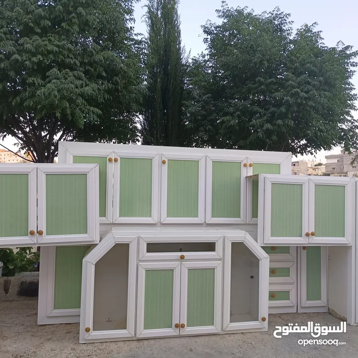 بالصلاه على النبي يوجد مطبخ المنيوم تعليق وارضي نظيف نظيف مع رخام ومجلى ومغسله كمان