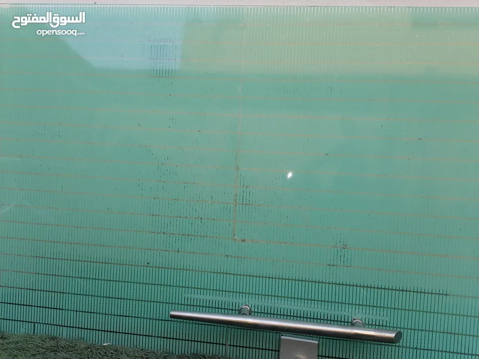 باب سكريد كامل مع اغراضو متر في مترين