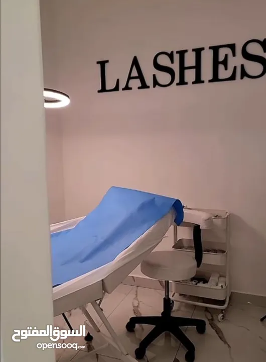 للبيع مركز تجميل عناية بالأظافر والرموش مجهز بالكامل وبموقع استراتيجي