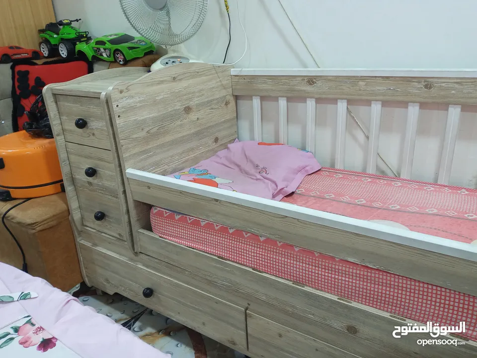 سرير اطفال هزاز + مندر يحتوي جرارات  أضفت له تايرات لسهولة النقل من مكان إلى آخر