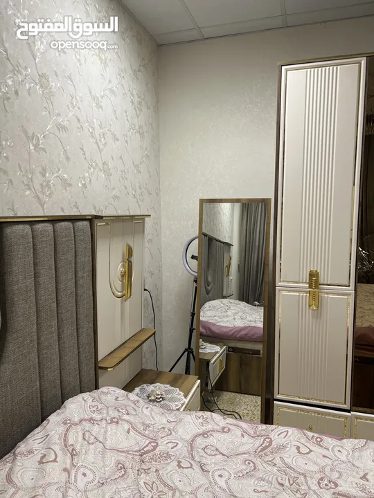 غرفة نوم متكاملة مع الستائر وميز بلازما