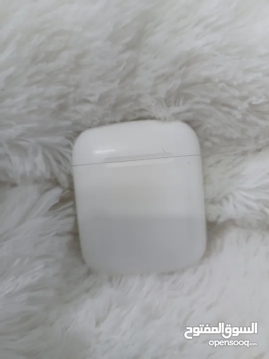علبه الشحن الخاصه بسماعه AirPods الاصليه مستعمله بحاله جيدة تعمل 100% بدون السماعات