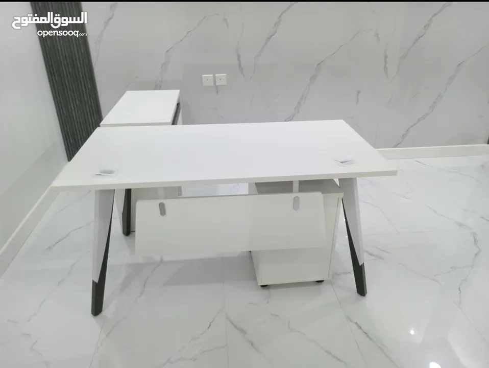 طاولة مكتب أبيض