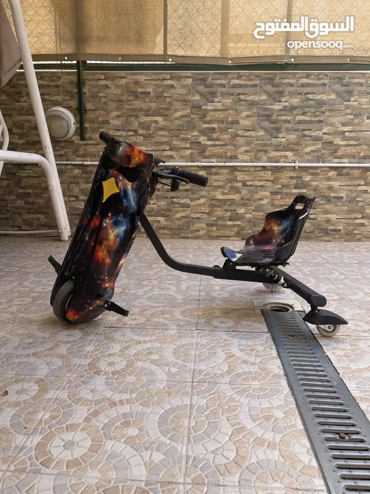 سياره دريفت بحاله ممتازه الحجم متوسط مع شاحن ومفتاحين