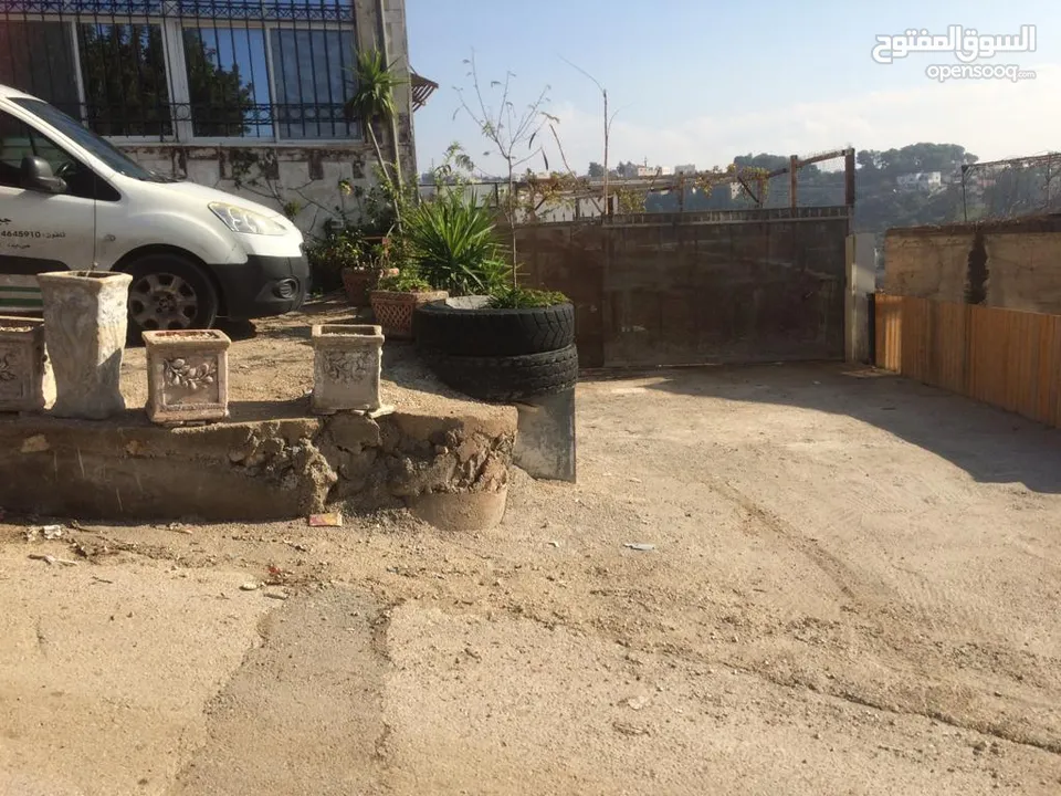 بيت طابقين ومخازن بابين في إربد قرية حبكا