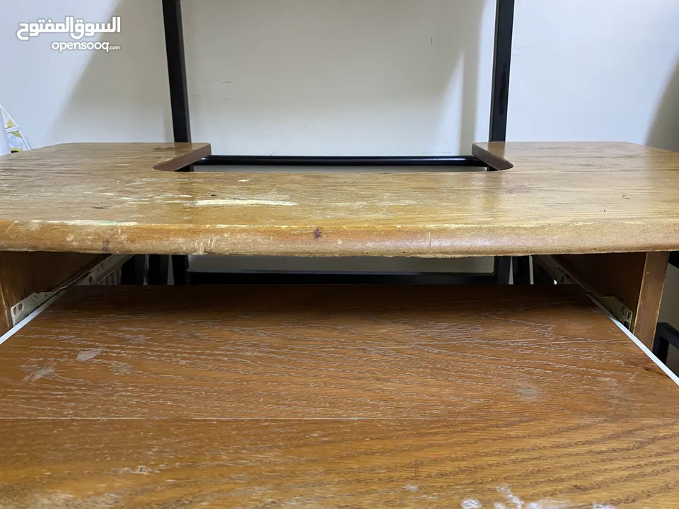 طاولة كمبيوتر للبيع