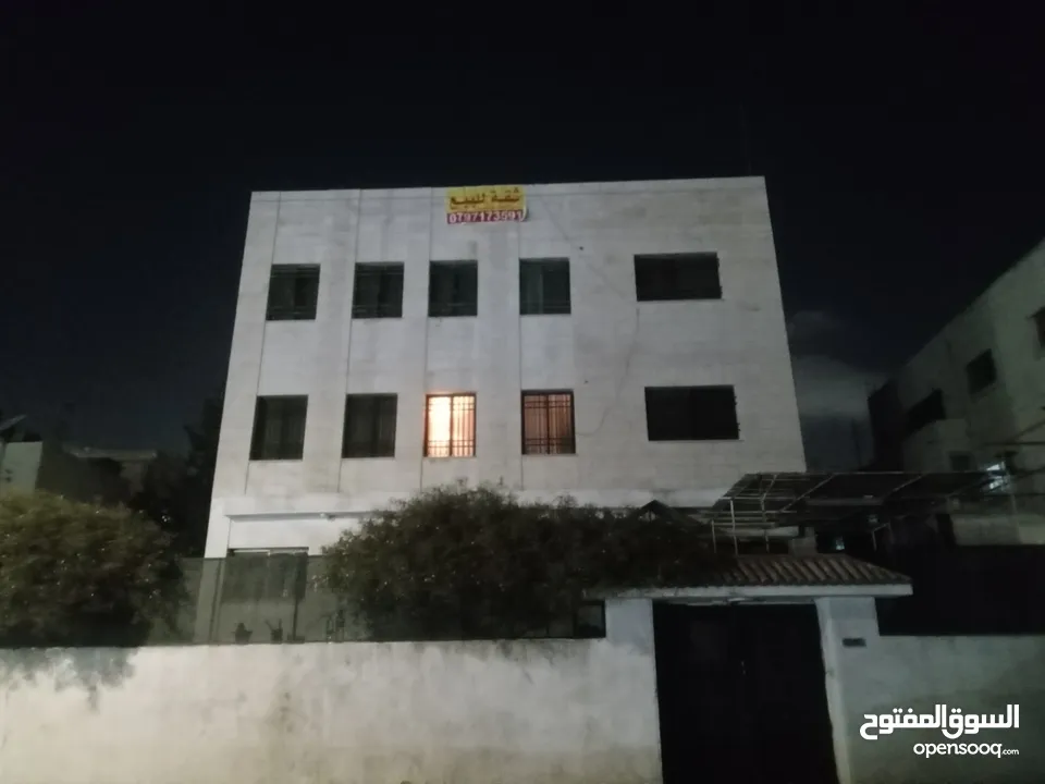 شقه طابق كامل مساحه 141متر ثاني مكونه من ثلاث  غرف نوم وحماميين وتوابعهم واجهتين حجر وماسس تدفيه