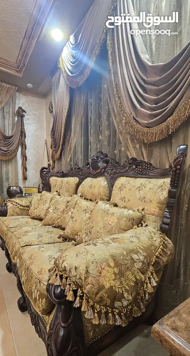 طقم صالون كامل للبيع : 9 مقاعد خشب زان مستورد بالإضافة  لطاولة سفرة خشب زان  8 مقاعد مع الستائر