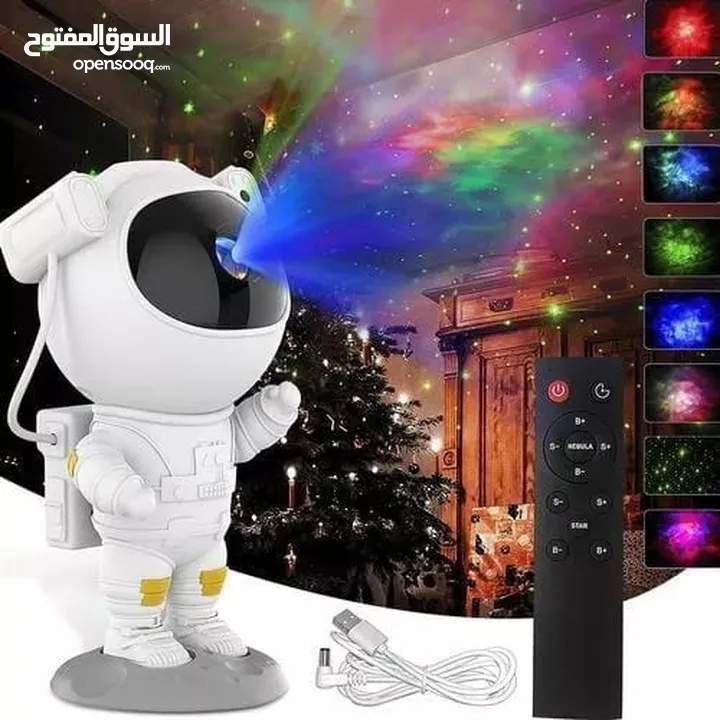 جهاز عرض ضوء ليلي رائد الفضاء مع سماء مليئة بالنجوم