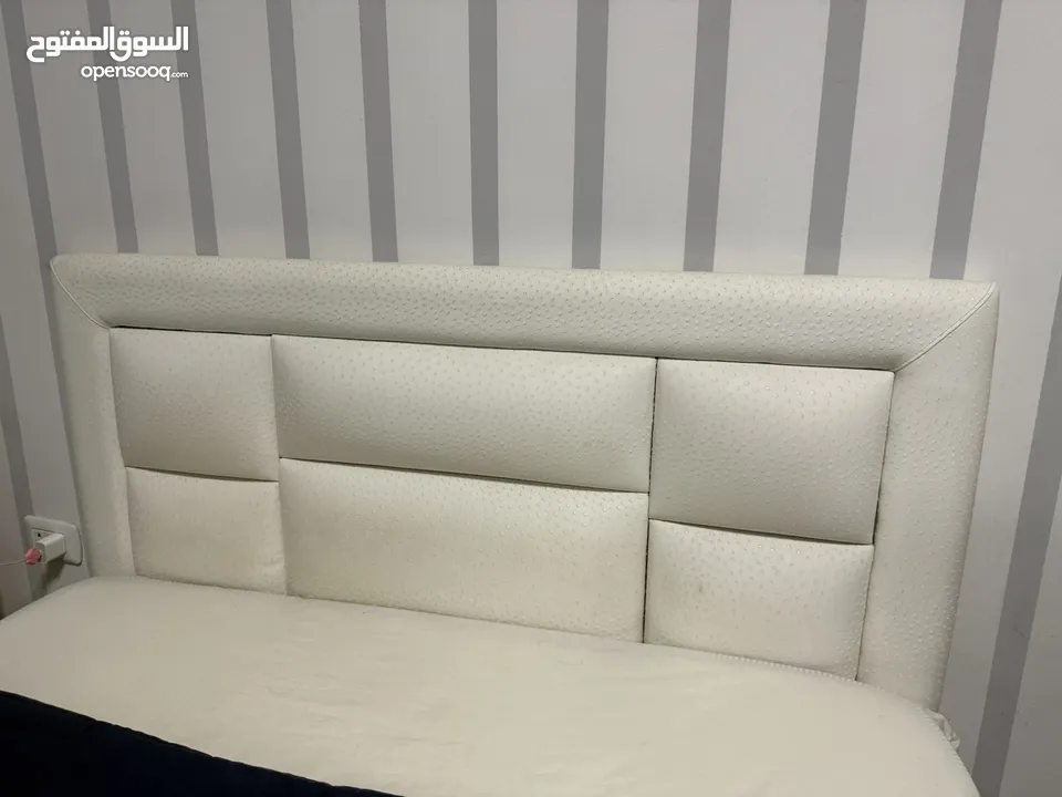 تخت مفرد ونص بوكس لون ابيض مع فرشة زنبرك استعمال اقل من سنة