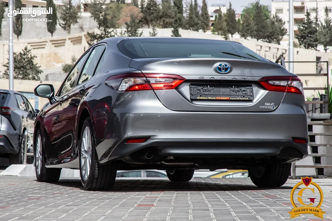 Toyota Camry Gle 2024  السيارة وارد و كفالة الشركة و قطعت 16,000 كيلو