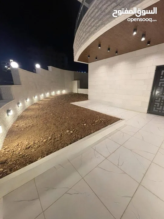 شقة ارضية للبيع في الجبيهة 150م2 + 140م2 ترسات خارجية (شقتين في الطابق) على 3 شوارع من المالك