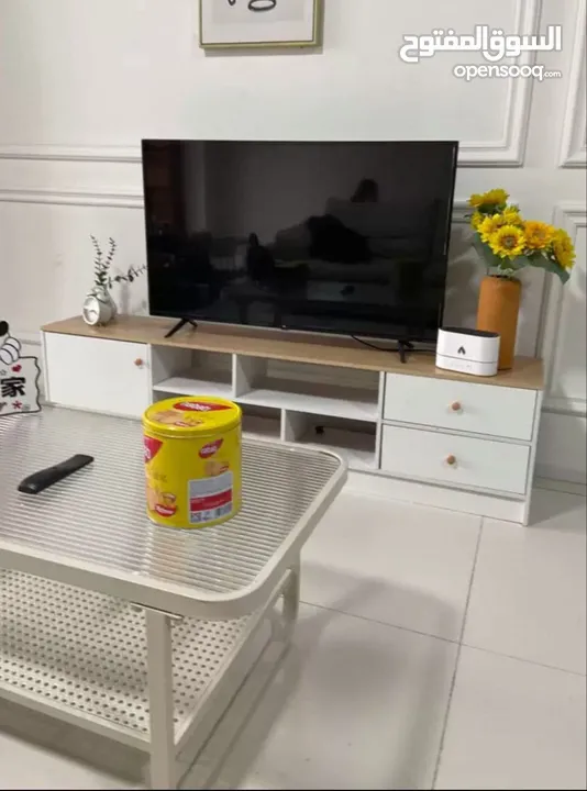 مزنزن خشبي فاخر بتصميم عصري وراقي يضيف لمسة فخامة وأناقة لأي غرفة معيشة  يجمع بين الجمال العملي .